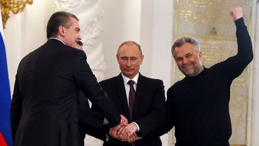 Radost po podpisu smlouvy o připojení Krymu k Rusku. Premiér Krymu Aksjonov, v zákrytu šéf parlamentu Konstantinov, Vladimir Putin a starosta Sevastopolu Alexej Čalyj.