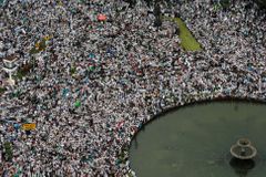 Tisíce muslimů v Jakartě protestovaly proti guvernérovi. Viní ho z rouhání