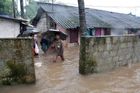 Indii trápí největší záplavy za posledních 100 let. Voda uvěznila v domech tisíce lidí
