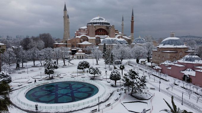 Obrazem: Neobvyklý pohled na památky. Sníh zasypal Atény, Istanbul i Jeruzalém