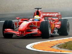 Brazilský jezdec Felipe Massa za volantem nového Ferrari F2007 na testovací tratí ve Fioranu.