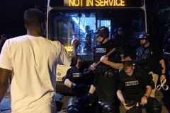 Při protestech v Charlotte byl vážně zraněn muž. Guvernér vyhlásil výjimečný stav a povolal gardu