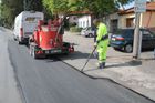Podívejte se, jak se v Česku opravují silnice