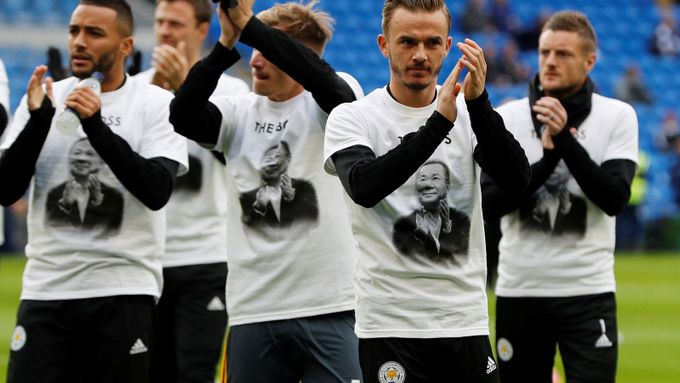 Speciální trička, minuta ticha a po zápase do Thajska. Leicester se loučí s majitelem
