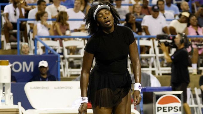 Venus Williamsová při prohře s Magdalenou Frechovou ve 2. kole turnaje ve Washingtonu