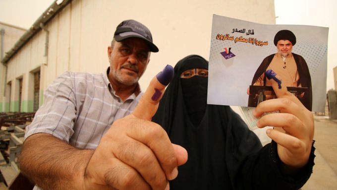 Iráčané v Basře ukazují, že odvolili.