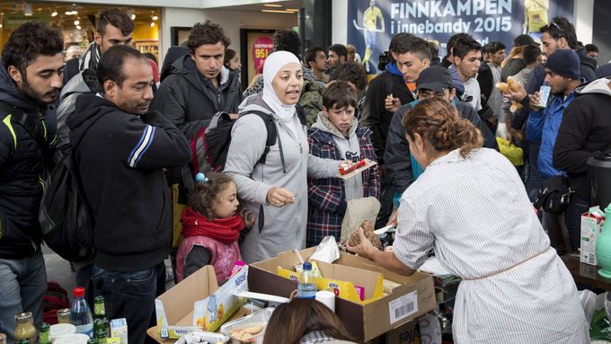 Švédští dobrovolníci distribuují pomoc uprchlíkům.