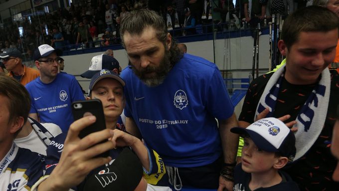 Jaromír Jágr slaví s fanoušky postup hokejistů Kladna do extraligy