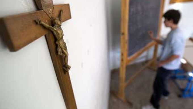 Kříž visící na zdi třídy v italské škole.
