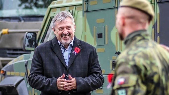 Nový velvyslanec v Litvě Aleš Opata na setkání s českými vojáky.