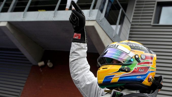 Lewis Hamilton vyhrál čtvrtou kvalifikaci formule 1 po sobě.