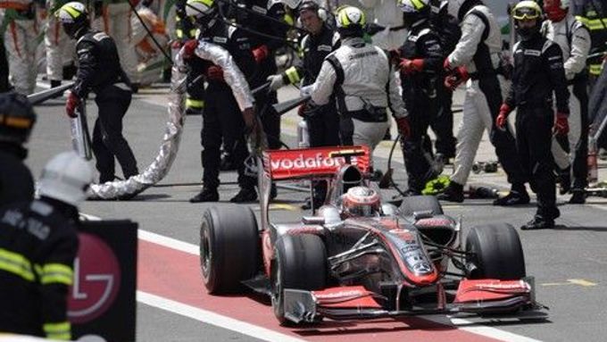 Heikki Kovalainen utrhl při výjezdu z boxů čerpací hadici