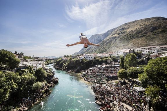 Při skoku v Mostaru