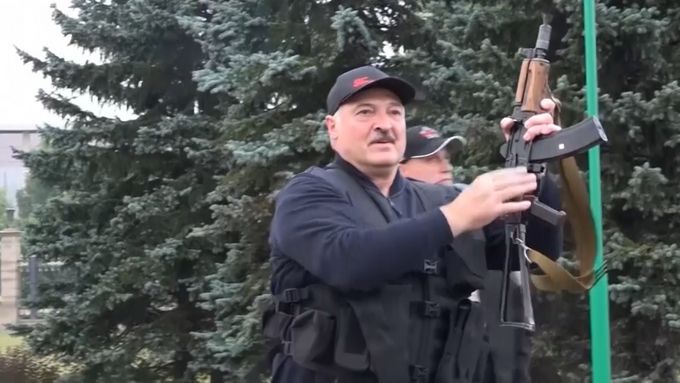 Protesty v Minsku sílí, Lukašenko se mezitím producíruje s kalašnikovem (23. 8. 2020)