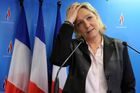 Francouzské Národní frontě chybějí peníze. Le Penová si musela říct o půjčku otci