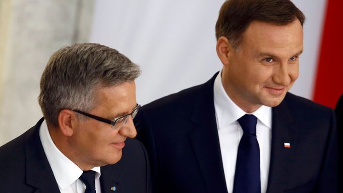 Střídání stráží. Andrzej Duda (vpravo) se chopil funkce po Bronislawu Komorowském, jehož porazil v květnových volbách.