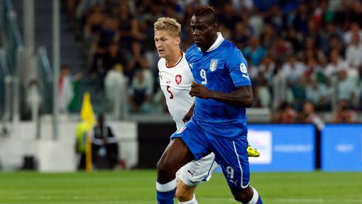 Italy's Mario Balotelli (R) fights for the ball with Czech Republic's Vaclav Prochazka during their 2014 World Cup qualifying soccer match at the Juventus stadium in Turi