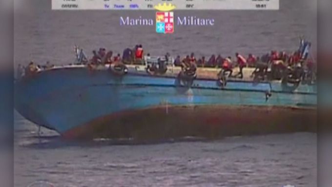 Italské námořnictvo zveřejnilo záběry ze ztroskotání a převrácení lodi s migranty u pobřeží Libye.  562 lidí se zachránilo, 5 migrantů nepřežilo.