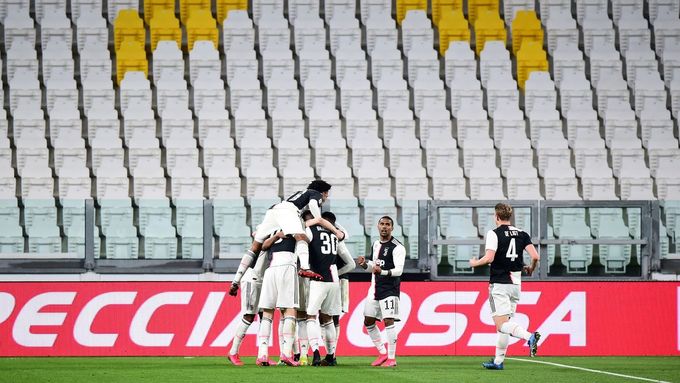 Takhle se 8. března radovali fotbalisté Juventusu na prázdném stadionu z gólu v síti Interu Milán