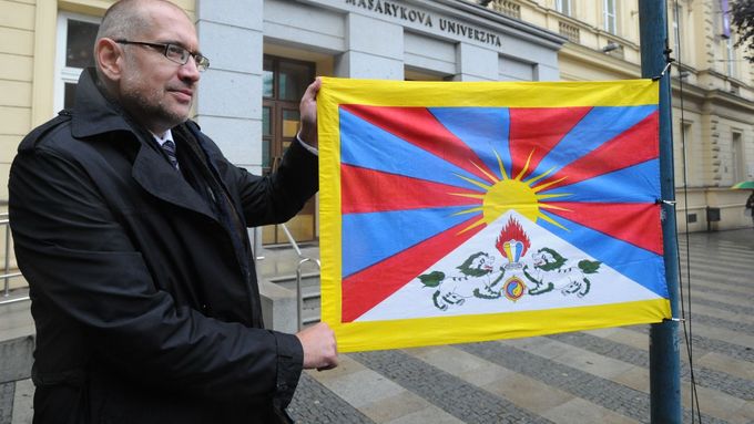Rektor Masarykovy univerzity v Brně Mikuláš Bek vyvěšuje tibetskou vlajku.