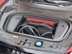 Přední kufr potěší, k nabíjecím kabelům se dostanete bez nutnosti přeskládávat věci v zadním kufru.