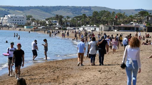 První víkend po konce omezujících opatření zaplnili Italové pláže v prázdninových letoviscích i městské parky.