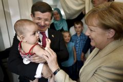 Merkelová navštívila v Turecku uprchlický tábor. Přikrášlená realita, tvrdí ochránci práv