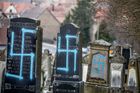 Modré svastiky na hrobech a německé nápisy. Někdo poničil židovský hřbitov ve Francii