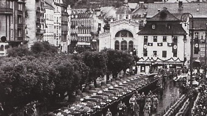 Do obsazených Karlových Varů se v říjnu 1938 osobně přijel podívat i Adolf Hitler (v čele průvodu v centru města).
