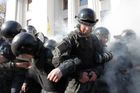 Dav demonstrantů zaútočil na oblastní sněm v městě Vinnycja