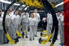 Výroba elektromobilů v Srbsku začíná drsně. Dělníci musí do ciziny, nebo je propustí