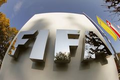Nový šéf FIFA se zvolí v únoru. Do té doby mají přibýt další kauzy
