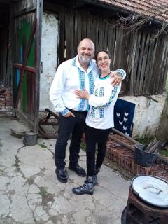 Jiří Gomola s partnerkou Susanne Vierovou ve své banátské chalupě, kterou před lety koupili.