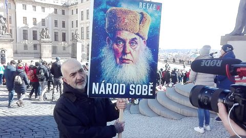 Před Hradem demonstrovali lidé proti inauguraci prezidenta Miloše Zemana