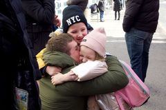 Slzy štěstí na nádraží. Ukrajinci prchající před válkou přijeli za rodinami do Česka
