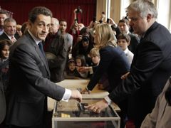 Nicolas Sarkozy odvolil v poledne v Paříži. Za obrovského zájmu médií i veřejnosti. 
