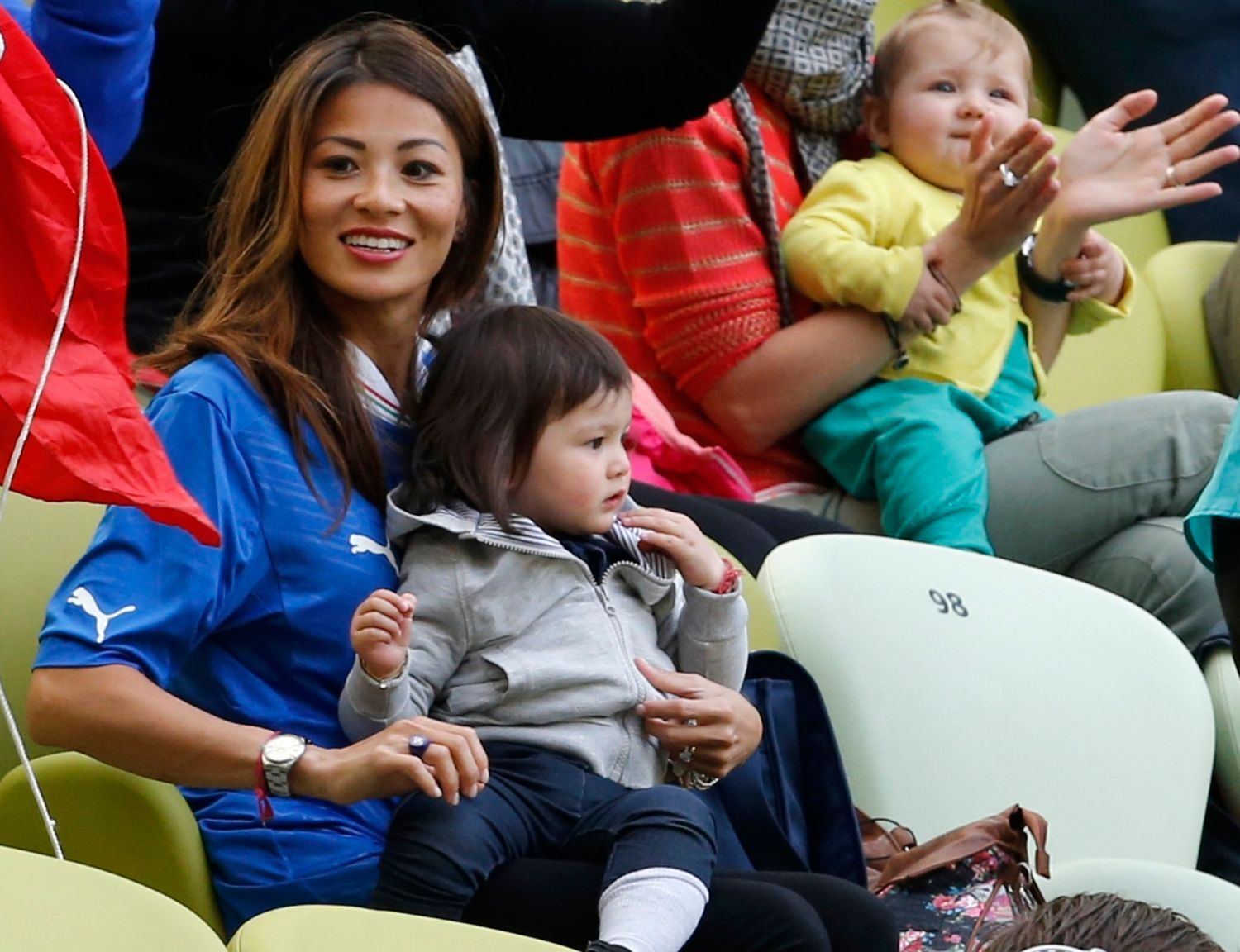 Sivia Hsiehová, manželka Alessandra Diamantiho a jejich dcera sledují zápas Holandska na Euru 2012