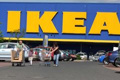 Konec kabelům! IKEA začne prodávat nabíjecí nábytek