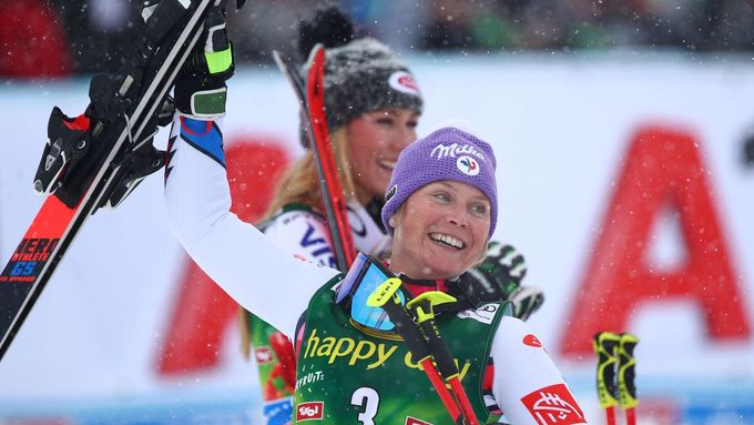 Francouzka Tessa Worleyová se raduje z prvního vítězství v nové lyžařské sezoně.