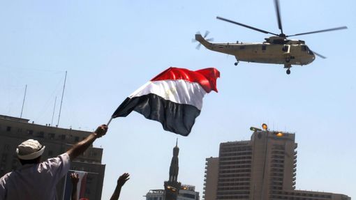 Armádní helikoptéra nad centrem Káhiry.
