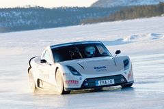 Světový rekord: Elektromobilem po ledě rychlostí 260 km