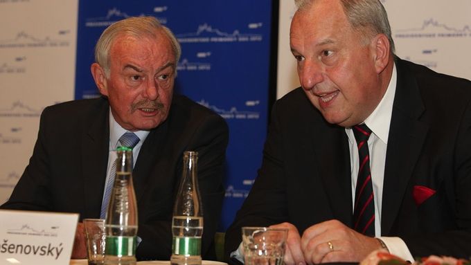 Přemysl Sobotka a Evžen Tošenovský během stranických primárek na prezidentského kandidáta.