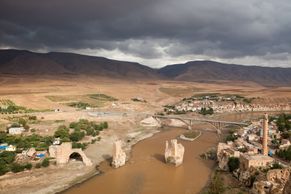 Foto: Starověké město musí ustoupit přehradě. <strong>Voda</strong> zatopí naleziště i hroby