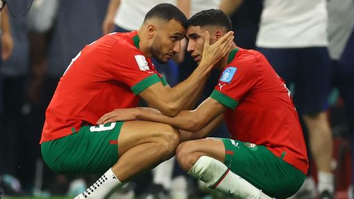 Zklamaní Romain Saís a Ašraf Hakimí po porážce v semifinále MS 2022 Francie - Maroko