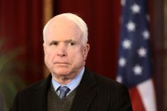 McCain má mimořádně zhoubný nádor mozku. Rakovina neví, proti komu stojí, povzbudil soupeře Obama