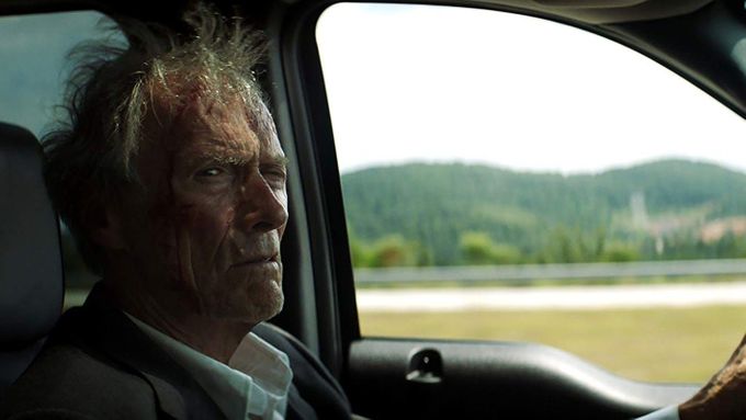 V Pašerákovi ztvárnil Clint Eastwood po letech hlavní roli.