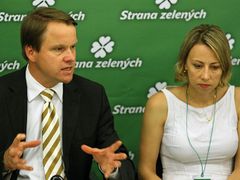 Martin Bursík na tiskové konferenci vedení Strany zelených (vpravo Kateřina Jacques) obhajuje dosažené cíle víkendového sjezdu strany.