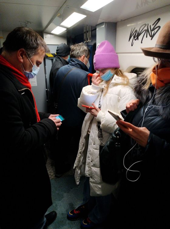 Přeplněný vůz CityElefant. Snímek pochází z minulé středy z půl šesté večer, jde o spoj z Prahy na Kolín.