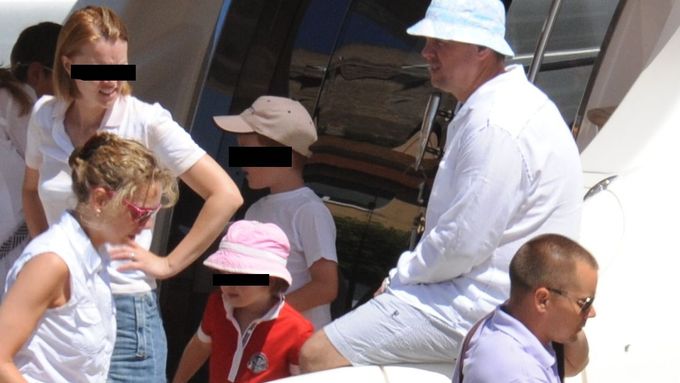 Petr Šikoš v bílém kloboučku sedí na jachtě Aleše Řebíčka