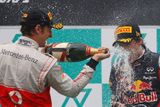 Dávku šampaňského do obličeje obdržel v Malajsii od druhého Buttona.